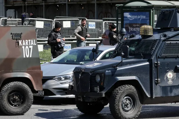 انتشار أمني كثيف في موقع الاشتباك الذي وقع قرب القنصلية الإسرائيلية في إسطنبول الثلاثاء (رويترز)
