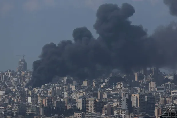 سحب كثيفة من الدخان فوق بيروت بعد الهجمات الإسرائيلية (إ.ب.أ)