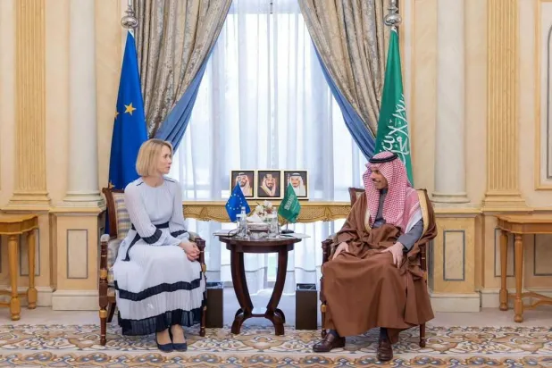 الأمير فيصل بن فرحان خلال استقباله كايا كالاس في الرياض (واس)