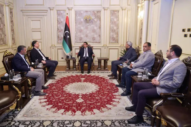 رئيس المجلس الرئاسي محمد المنفي خلال استقباله أعضاء في المجلس الأعلى للدولة بطرابلس الأربعاء (مكتب المنفي)