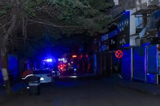 ظلام دامس في أحد الشوارع المصرية بعد قرار تبكير إغلاق المحال لترشيد الطاقة (محافظة الإسكندرية)