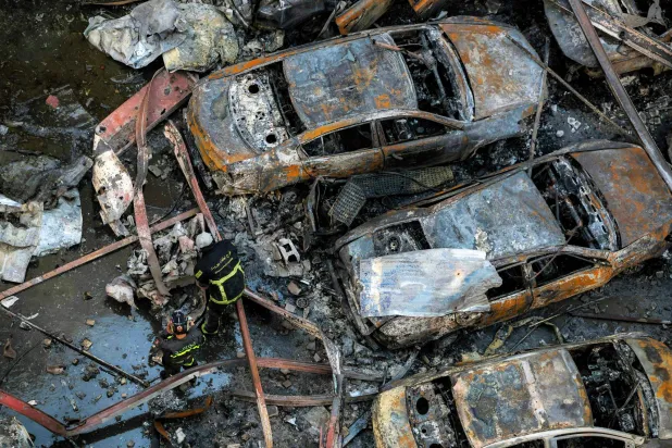 عناصر الإطفاء يحاولون إخماد حريق اندلع عقب غارة إسرائيلية على حي كورنيش المزرعة في بيروت 8 أبريل 2026 (أ.ف.ب)