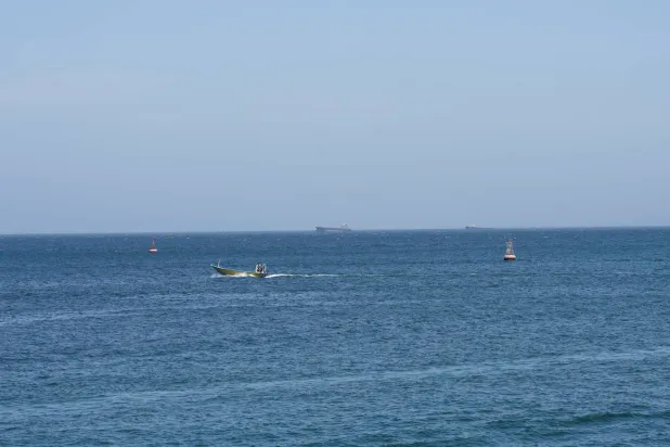 سفن وقوارب قبالة سواحل محافظة مسندم العمانية التي تطل على مضيق هرمز (رويترز)