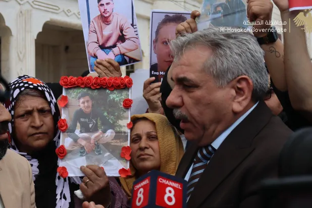 لقاء محافظ الحسكة المهندس نور الدين أحمد مع عدد من عوائل الأسرى والمحتجزين في السجون 11 مارس الماضي (مكتب الحسكة الإعلامي)