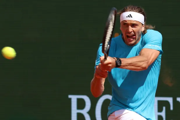 زفيريف خلال مواجهته مع كريستيان غارين (د.ب.أ)