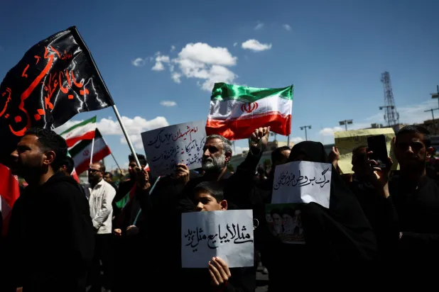 ارتياح وانقسام بين سكان طهران بعد إعلان وقف النار