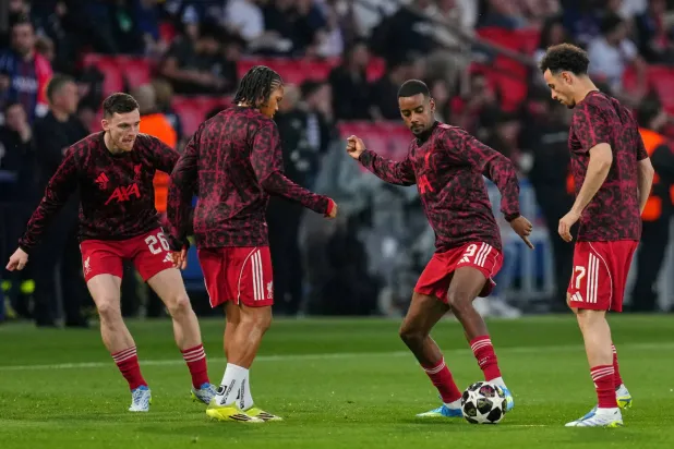 لاعبو ليفربول خلال تمارين الإحماء قبل انطلاق المواجهة الأوروبية (أ.ب)