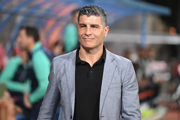 بيدرو إيمانويل مدرب الفيحاء (تصوير: بشير صالح)