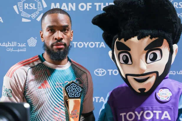 إيفان توني خلال تتويجه بجائزة رجل المباراة (دوري روشن)