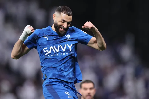 بنزيمة محتفلا بهدفه الثاني في شباك الخلود (تصوير: سعد العنزي)