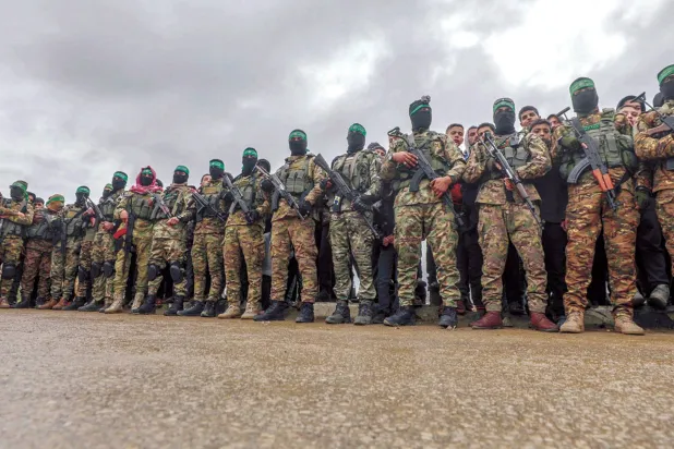 أرشيفية لمسلّحين من «كتائب القسام» التابعة لحركة «حماس» في مخيم النصيرات وسط غزة (إ.ب.أ)