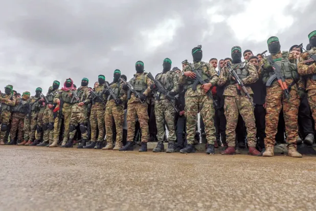 Gazze'nin orta kesimlerindeki Nuseyrat Mülteci Kampı'nda, Hamas’ın askeri kanadı İzzeddin el-Kassam Tugayları üyeleri (Arşiv-EPA)