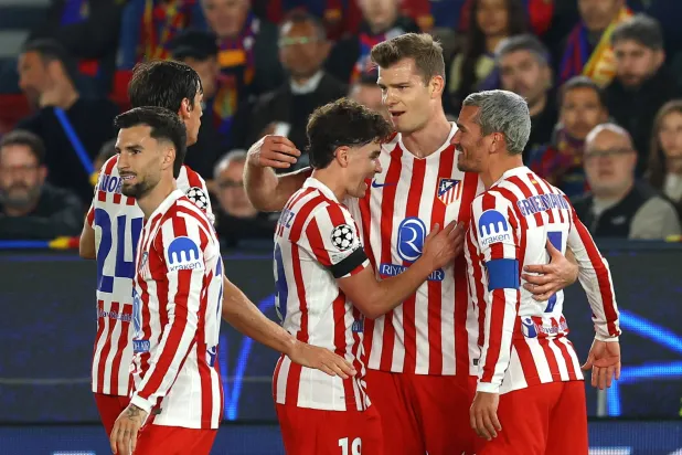 ألكسندر سورلوث محتفلاً بهدفه في برشلونة (رويترز)