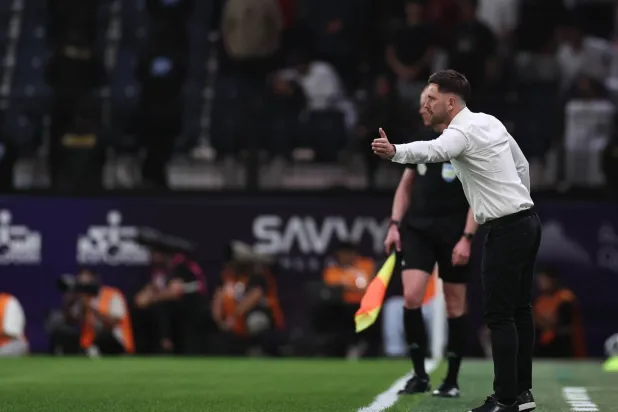 ديس باكنغهام مدرب فريق الخلود (تصوير: سعد العنزي)