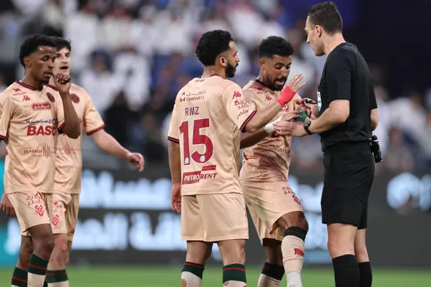 لاعبو الخلود يحتجون على أحد قرارات حكم المباراة (تصوير: سعد الدوسري)