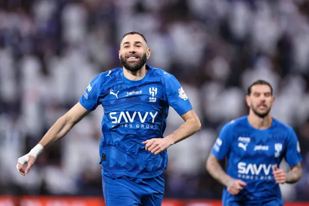 كريم بنزيمة يحتفل بأحد أهدافه في شباك الخلود (تصوير: سعد العنزي)