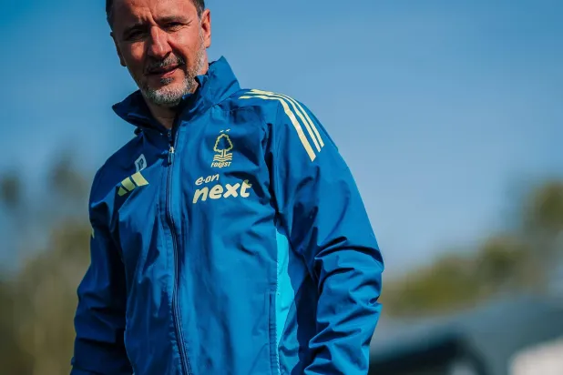  فيتور بيريرا خلال قيادته تدريبات نوتنغهام الأخيرة (موقع النادي)