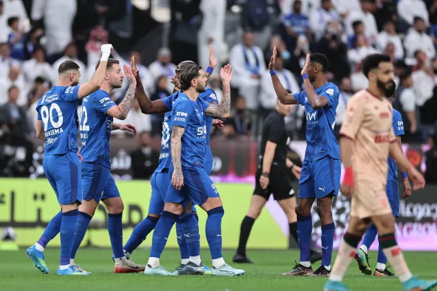 بنزيمة يحتفل بعد أحد أهدافه في الخلود (تصوير: سعد العنزي)