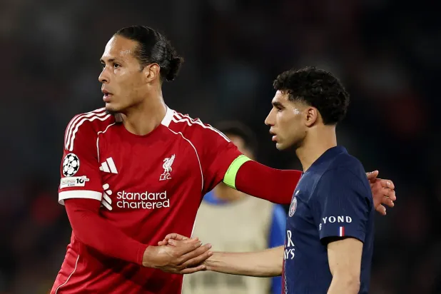 فان دايك يصافح أشرف حكيمي عقب نهاية المباراة (رويترز)