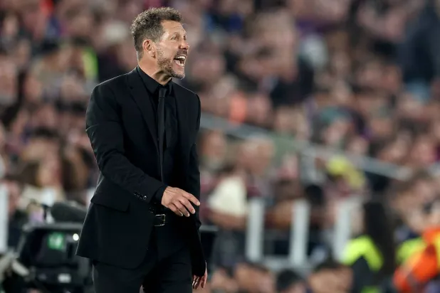 سيموني يوجه لاعبيه خلال المباراة (أ.ف.ب)