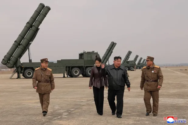 Kuzey Kore lideri Kim Jong Un ve kızı, 14 Mart 2026'da çoklu roketatar testini denetledi (Reuters)