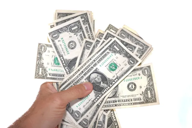 أوراق نقدية من فئة الدولار الأمبركي محفوظة في دالاس (أ.ب)