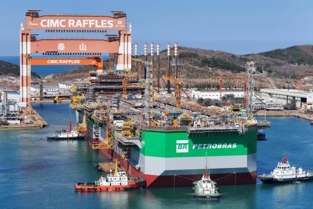 سفينة إنتاج وتخزين وتفريغ عائمة بُنيت لصالح شركة «بتروبراس» البرازيلية تُسحب من حوض بناء السفن بمقاطعة شاندونغ شرقي الصين (أ.ف.ب)