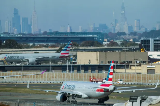 طائرات تسير على المدرج بمطار جون إف كينيدي الدولي في نيويورك (رويترز)