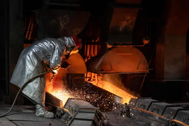 عُمَّال يعالجون النحاس في مصنع غلوغوف التابع لشركة «كيه جي إتش إم» في بولندا (أ.ف.ب)