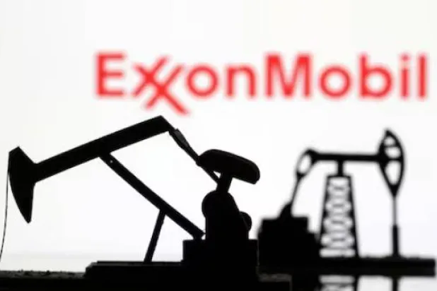 شعار شركة «إكسون موبيل» يظهر في هذه الصورة التوضيحية (رويترز)