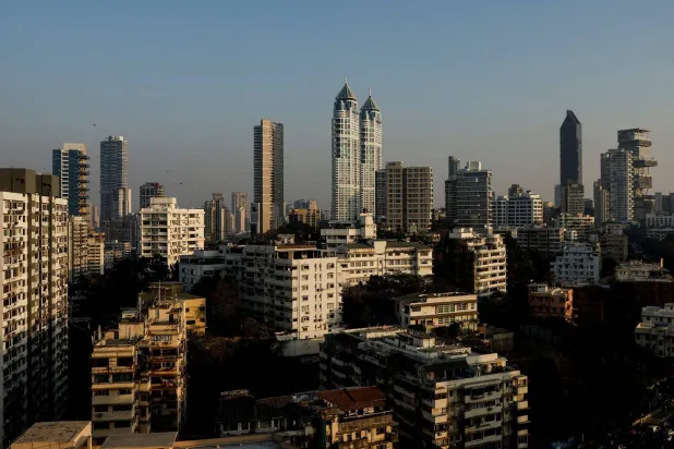 مشهد عام لمبانٍ شاهقة في مومباي (رويترز)