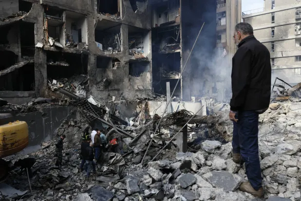 People inspect the aftermath of a building destroyed in an Israeili airstrike in the Corniche el-Mazraa neighborhood of Beirut, Lebanon, 09 April 2026. EPA/WAEL HAMZEH