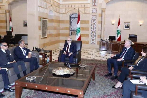 جانب من محادثات نواف سلام مع وزير الخارجية المصري في بيروت الشهر الماضي (الخارجية المصرية)