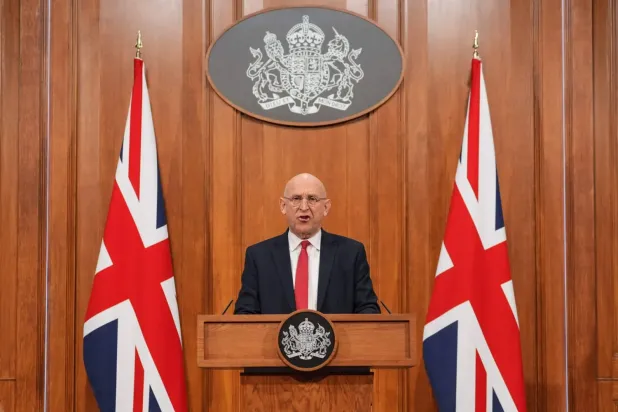 Birleşik Krallık Savunma Bakanı John Healey, 9 Nisan 2026 tarihinde Londra’nın merkezindeki Downing Street’te bulunan Başbakanlık Ofisi’nde son askeri faaliyetleri hakkında bir açıklama yaptı. (AFP)