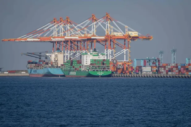 سفن حاويات في ميناء يوكوهاما الياباني (أ.ف.ب)