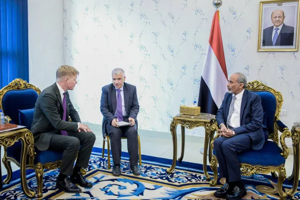 المبعوث الأممي خلال لقائه الفريق الصبيحي بـ«قصر معاشيق» في عدن (إعلام حكومي)