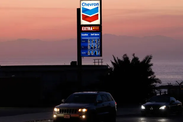 تظهر أسعار الوقود المرتفعة في محطة تابعة لـ«شيفرون» قرب المحيط الهادئ (أ.ف.ب)