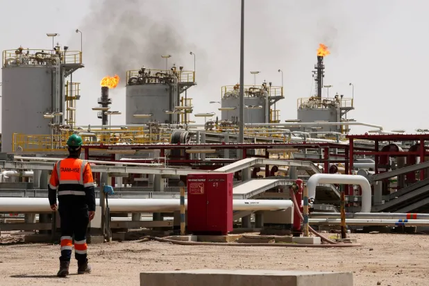 عامل في حقل الزبير النفطي بمدينة البصرة العراقية (رويترز)