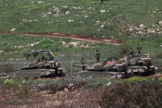 جنود إسرائيليون يقفون على دبابات قرب الحدود مع لبنان شمال إسرائيل 9 أبريل 2026 (رويترز)