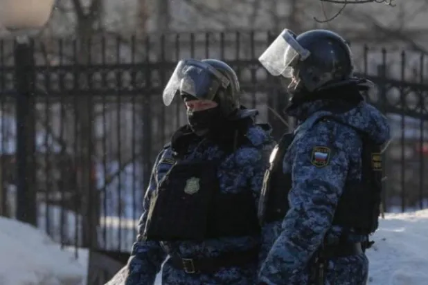 شرطيان خارج مبنى محكمة روسية في موسكو (أرشيفية - رويترز)