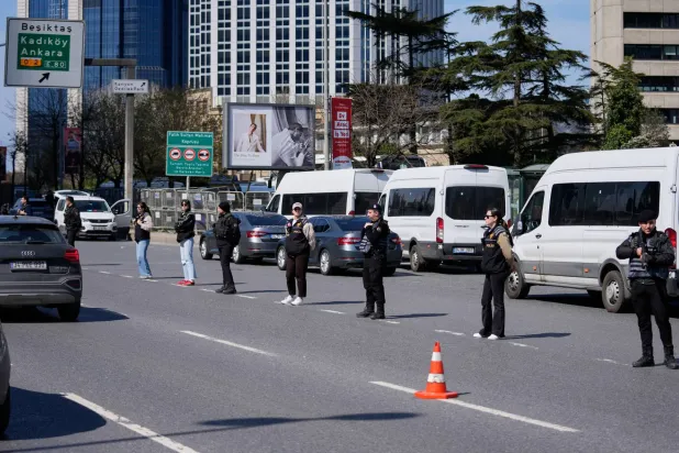 عناصر من الشرطة التركية في محيط مجمع يضم مقر القنصلية الإسرائيلية في إسطنبول عقب اشتباك مع مهاجمين يرجح انتماؤهم لـ«داعش» الثلاثاء الماضي (أ.ب)