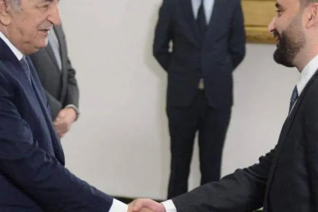 الوزير ضيافات المسجون بتهمة الفساد يصافح الرئيس تبون... وفي الخلف مدير البروتوكول الرئاسي المسجون (أرشيفية - حسابات ناشطين بمجال التبليغ عن الفساد)