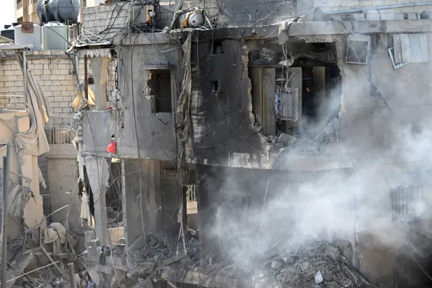 تظهر الصورة المباني المتضررة نتيجة غارة عسكرية إسرائيلية بالقرب من مستشفى رفيق الحريري الجامعي بمنطقة الجناح في بيروت بلبنان يوم 22 أكتوبر 2024 (إ.ب.أ)