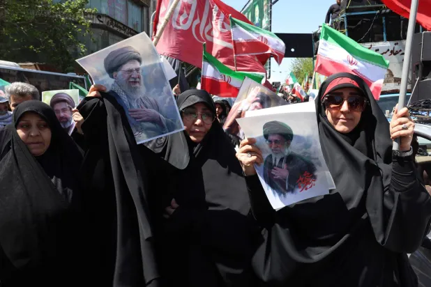 أشخاص يحملون صوراً للمرشد الإيراني الراحل علي خامنئي خلال مسيرة لإحياء ذكرى وفاته في طهران... 9 أبريل 2026 (أ.ف.ب)