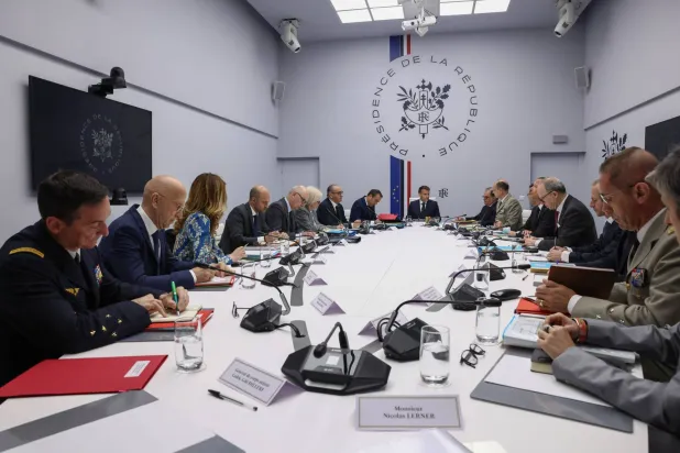 الرئيس الفرنسي إيمانويل ماكرون مترئساً اجتماع مجلس الأمن والدفاع في قصر الإليزيه صباح الأربعاء (أ.ب)