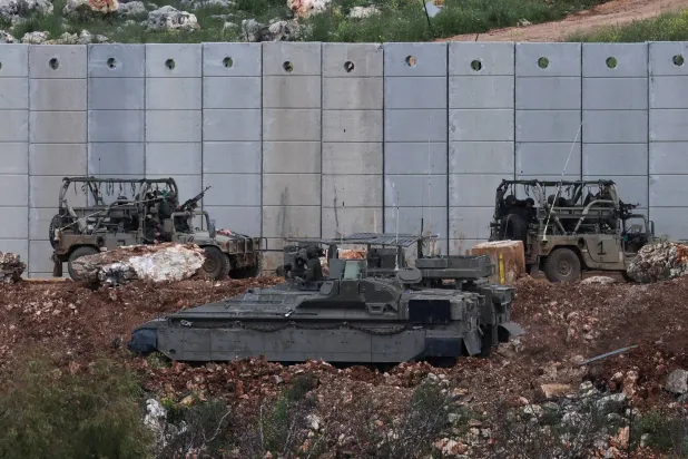 دبابات إسرائيلية تناور قرب الحدود الشمالية مع لبنان (رويترز)