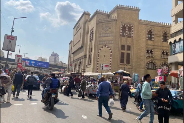 «سوق العتبة» الشعبي في وسط القاهرة (الشرق الأوسط)