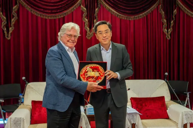 حسين فهمي وفان ليو نائب «مجموعة الصين للإعلام» (مهرجان القاهرة السينمائي)