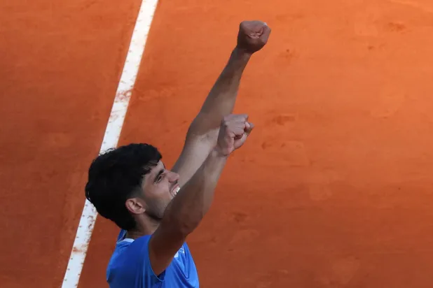 ألكاراس محتفلاً بالفوز (أ.ف.ب)