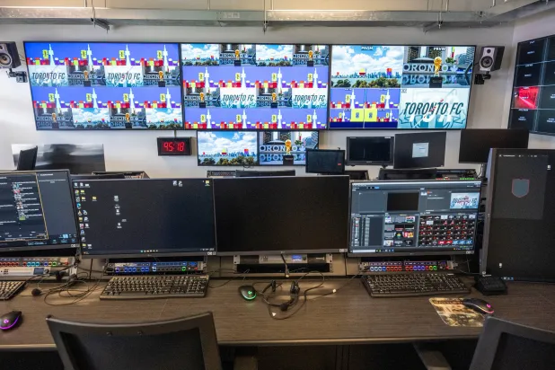 غرفة «الفار» بتحديثاتها الجديدة في ملعب «بي إم أو» بكندا تأهباً لمباريات المونديال (أ.ب)